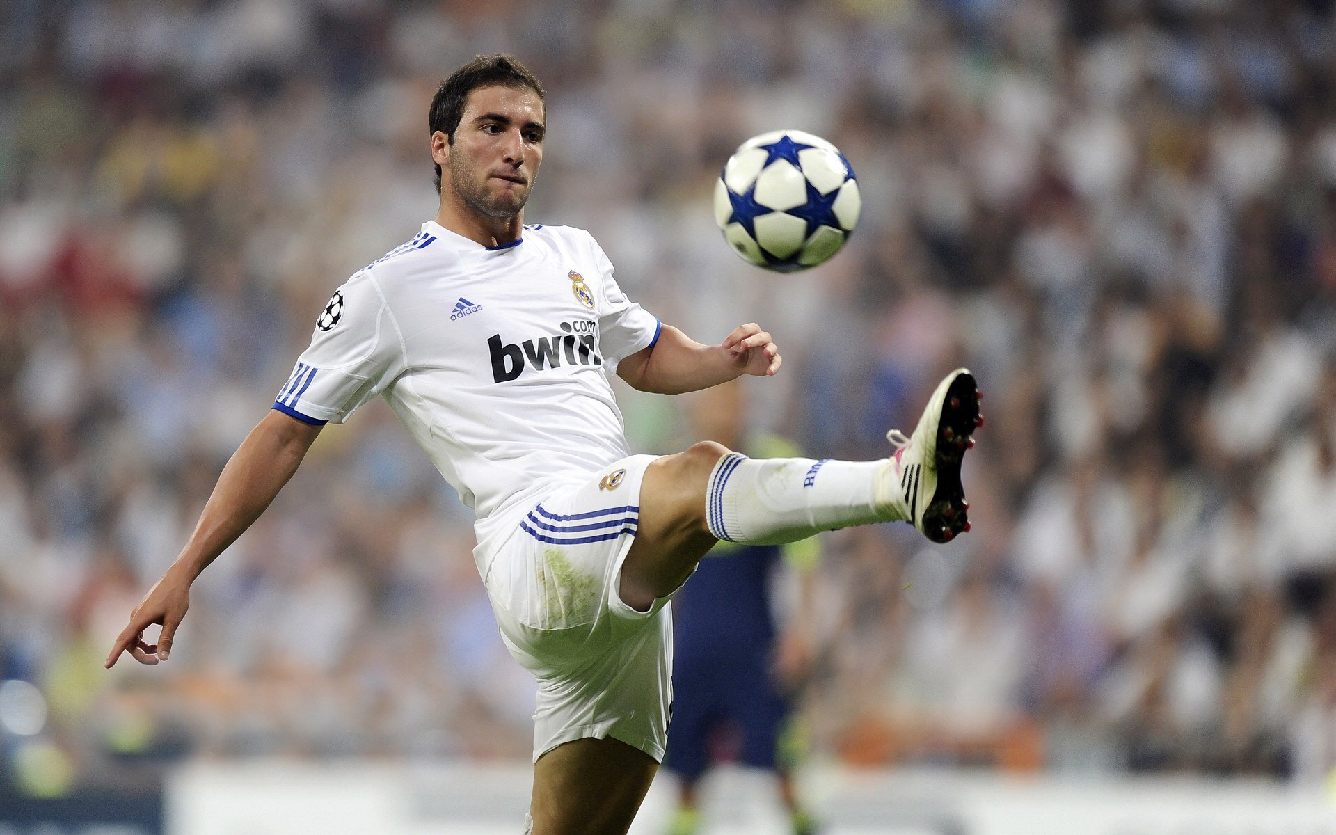 欧冠小组赛：巴黎新援首秀就进球 队内“三核”分工初见雏形